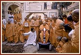 Swamishri inspects the ongoing construction in mandir complex