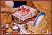 Swamishri performs pujan of shilas to be placed in foundation pit