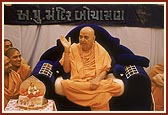 Swamishri blesses the congregation