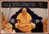 Swamishri blesses the congregation