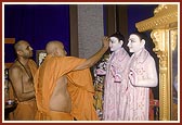 Swamishri performs murti-pratishtha rituals of hari mandirs for the villages of Pij, Narsanda, Alindra (Vaso), Kukvad, Alaarsa