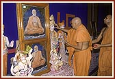 Swamishri performs the murti-pratishtha rituals&nbsp;of pujan and arti