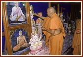 Swamishri performs the murti-pratishtha rituals&nbsp;of pujan and arti