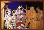Swamishri performs murti-pratishtha rituals of hari mandirs for the villages of Pij, Narsanda, Alindra (Vaso), Kukvad, Alaarsa