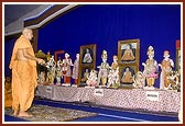 Swamishri performs the murti-pratishtha rituals of pujan and arti