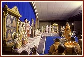 Swamishri performs murti-pratishtha arti
