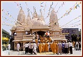 Swamishri arrives at BAPS Shri Swaminarayan Mandir, Nadiad