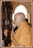 Swamishri engaged in Thakorji's darshan