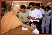 Swamishri blesses a child