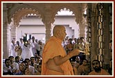 Swamishri performs patotsav arti of BAPS Shri Swaminarayan Mandir, Nadiad 