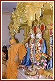 Swamishri performs pujan of Thakorji