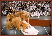 Swamishri performs prostrations to Thakorji at Shri Akshar Purushottam Chhatralay (APC) run by BAPS