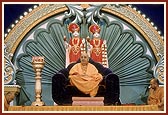 Swamishri blesses the satsang assembly