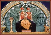 Swamishri blesses the satsang assembly