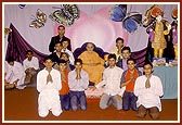 Swamishri with students of APC who presented a cultural program on Annual Day of APC