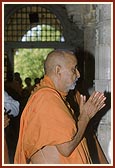 Swamishri engaged in darshan of Thakorji