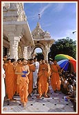 Doing pradakshina of Yagnapurush Smruti Mandir