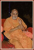 'Sonana bor jhule Dharmakishore...' Swamishri rejoices by singing the kirtan 