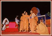 Swamishri hails the 'jais' at the end of the celebration