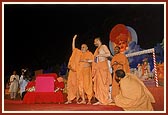 Swamishri hails the 'jais' at the end of the celebration