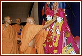 Swamishri performs murti-pratishtha rituals and arti of murtis for BAPS Swaminarayan Mandir, Kathlal