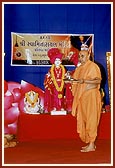 Swamishri performs murti-pratishtha rituals and arti of murtis for BAPS Swaminarayan Mandir, Kathlal