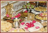 Swamishri performs arti of annakut before Brahmaswarup Shri Shastriji Maharaj to commemorate the silver jubilee of Yagnapurush Smruti Mandir