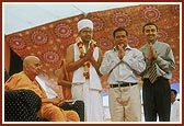 A parshad with his relatives and Swamishri