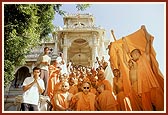 Swamishri departs from Sarangpur
