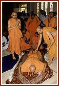 Swamishri performs prostrations to Thakorji
