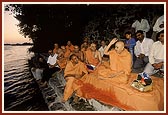 Swamishri responds while sadhus sing 'Avya Hari Und ne tire...'