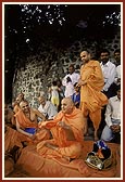 Swamishri responds while sadhus sing 'Avya Hari Und ne tire...'