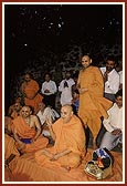 Swamishri responds while sadhus sing 'Avya Hari Und ne tire...'