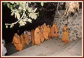 Swamishri ascending the ghat