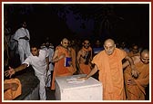 Thereafter, Swamishri did darshan and pradakshina of the shrine (built in memory of Maharaj's lila) by the banyan tree