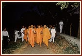 Then Swamishri also paid his respects at the shrine that commemorates Mulji Bhakta's farm where Shriji Maharaj appeared to him in a divine form and told him to leave to redeem all.
