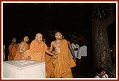 Then after Swamishri performed pradakshina of another shrine where at the prayerful wish of Vashram Suthar thousands of ants attained moksha