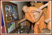 Thereafter Swamishri does darshan of the murtis at the hari mandir built nearby the shrine