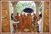 Swamishri is welcomed by children showering flower petals