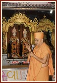 Swamishri blesses the congregation