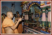 Swamishri performs arti at the memorial mandir of Shri Jaga Bhakta