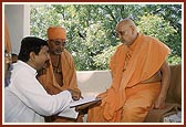 Swamishri discusses about the mandir renovation plans