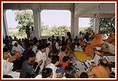 Swamishri blessing the satsang assembly 