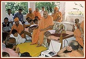 Swamishri blessing the satsang assembly 