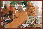 Swamishri blessing the satsang assembly 