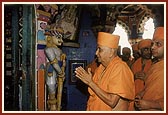 Swamishri engaged in Thakorji's darshan