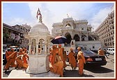 Darshan of shrine, commemorating the sadhu's dharmashala, in front of Shri Gopinathji Mandir