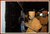 Swamishri engaged in darshan of Shri Vasudev Narayan at Uttradabarna orda