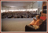 Swamishri humbly bows to all after his morning puja