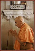 Swamishri engaged in Thakorji's darshan